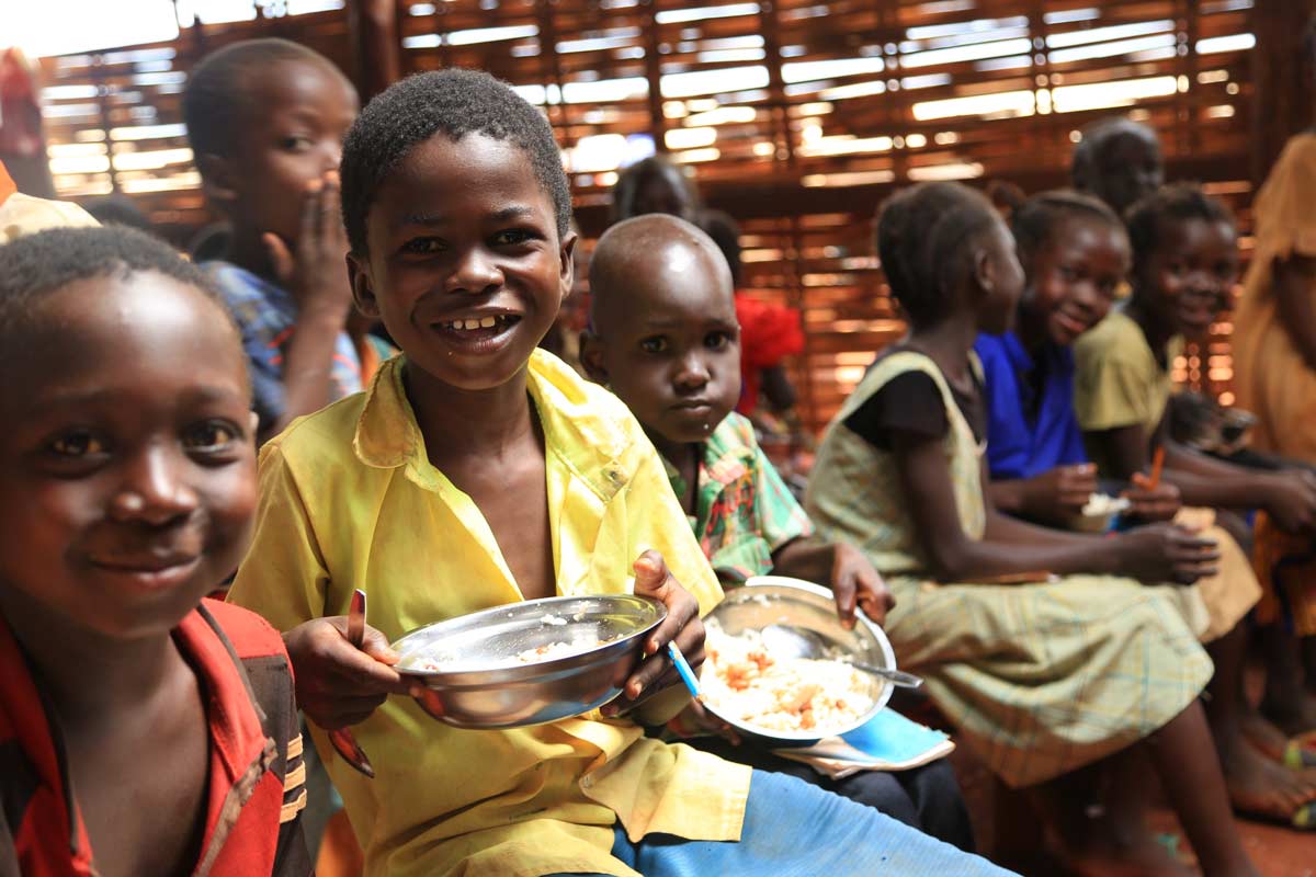Die Malteser Stiftung unterstützt Schulspeisungen im Südsudan Kind bekommt Schulspeisung im Suedsudan