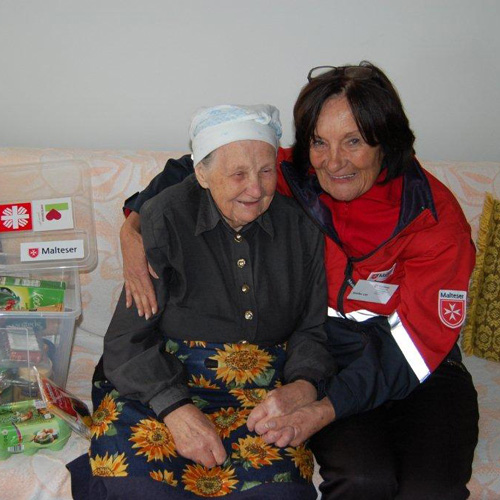 Die Malteser Stiftung unterstützt Senioren mit Lebensmittelpaketen