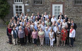 Das Gruppenbild zeigt die Stifterinnen und Stifter beim Treffen der Malteser Stiftung im August 2019 in Ehreshoven.
